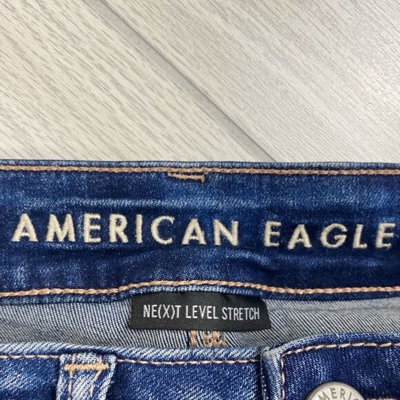 American Eagle | Medium Wash Button Fly Distressed Hi Rise Shortie Size 2 - Picture 4 of 6